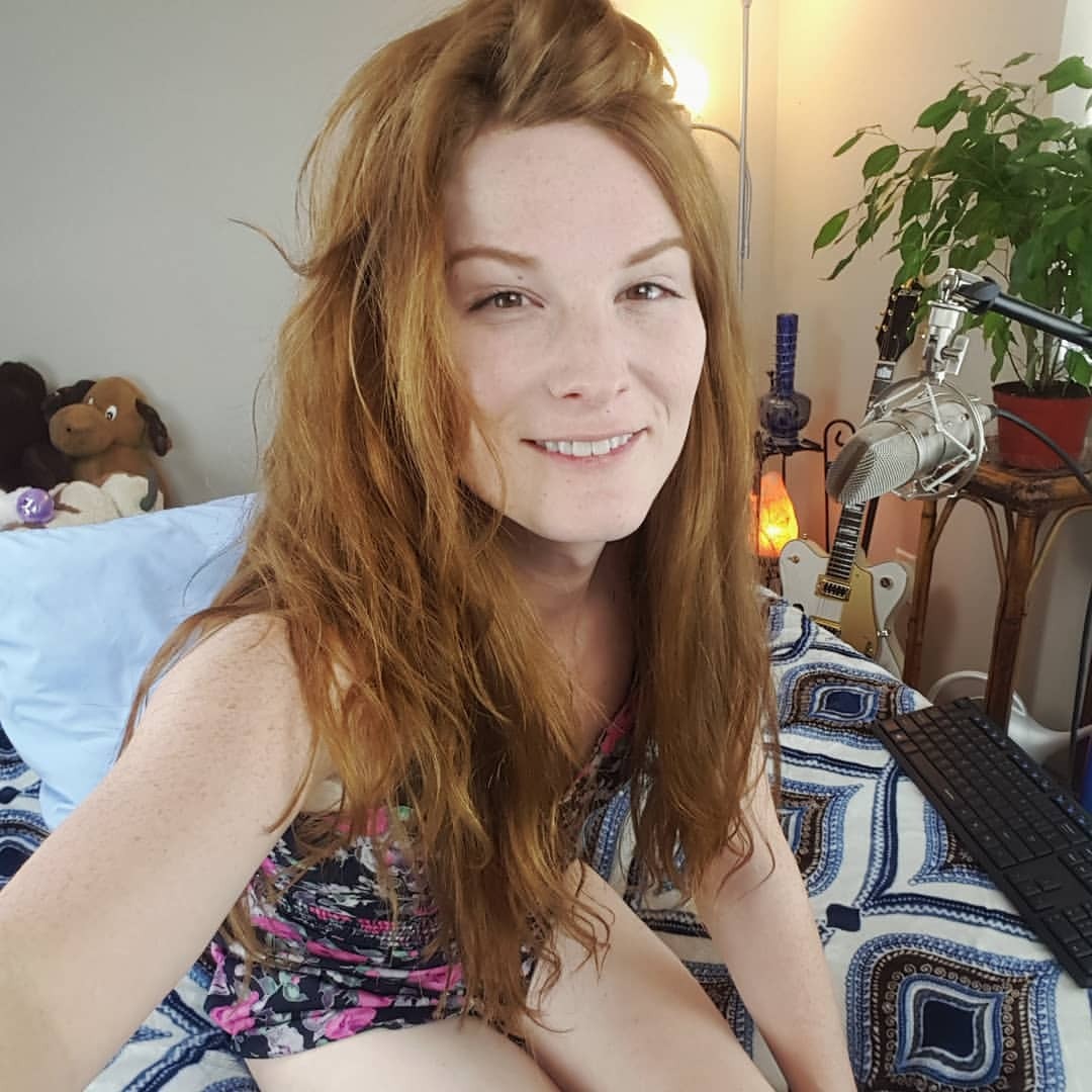 Redhead Melody Lane bed selfie