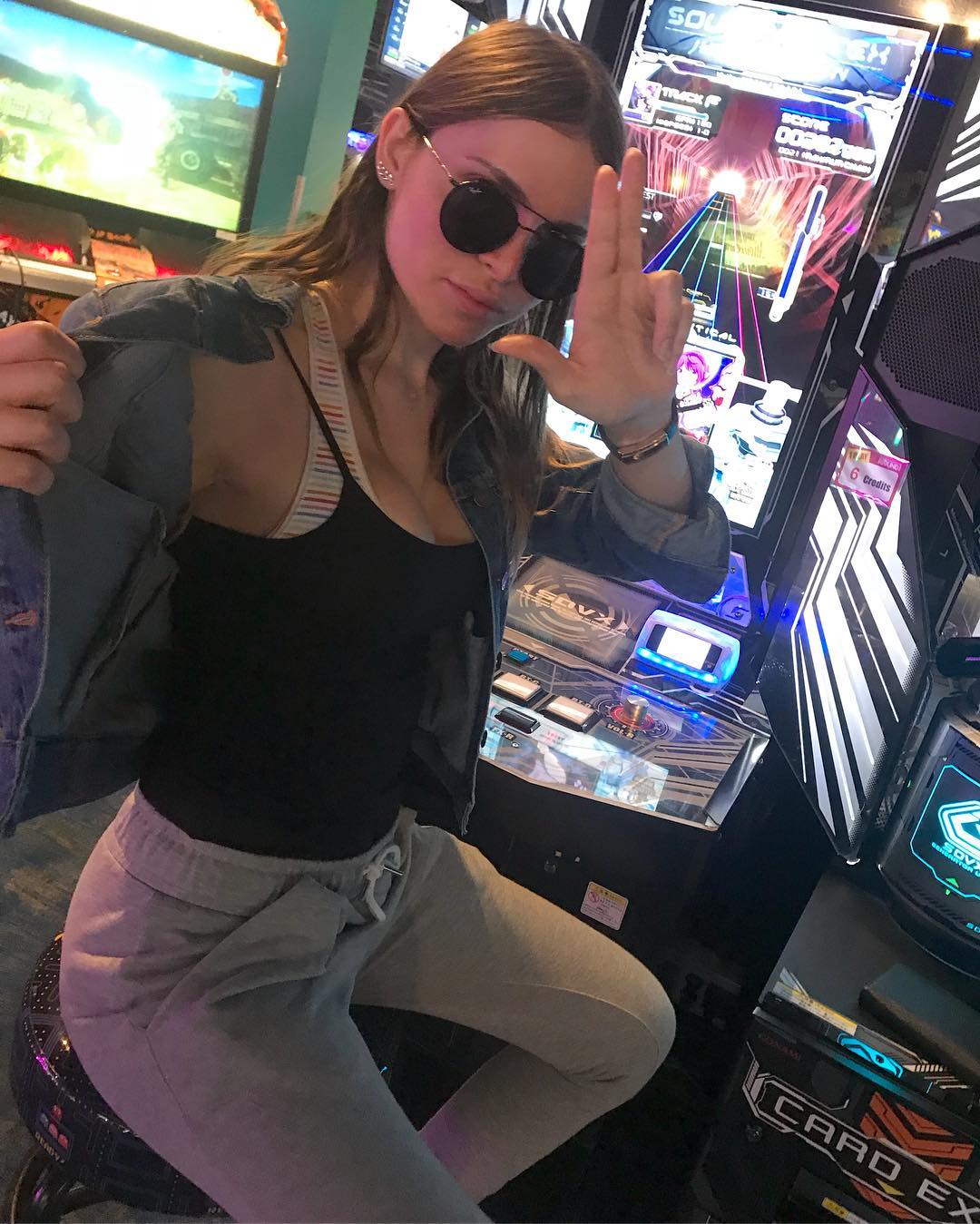 Gamer tgirl Aryll at arcade