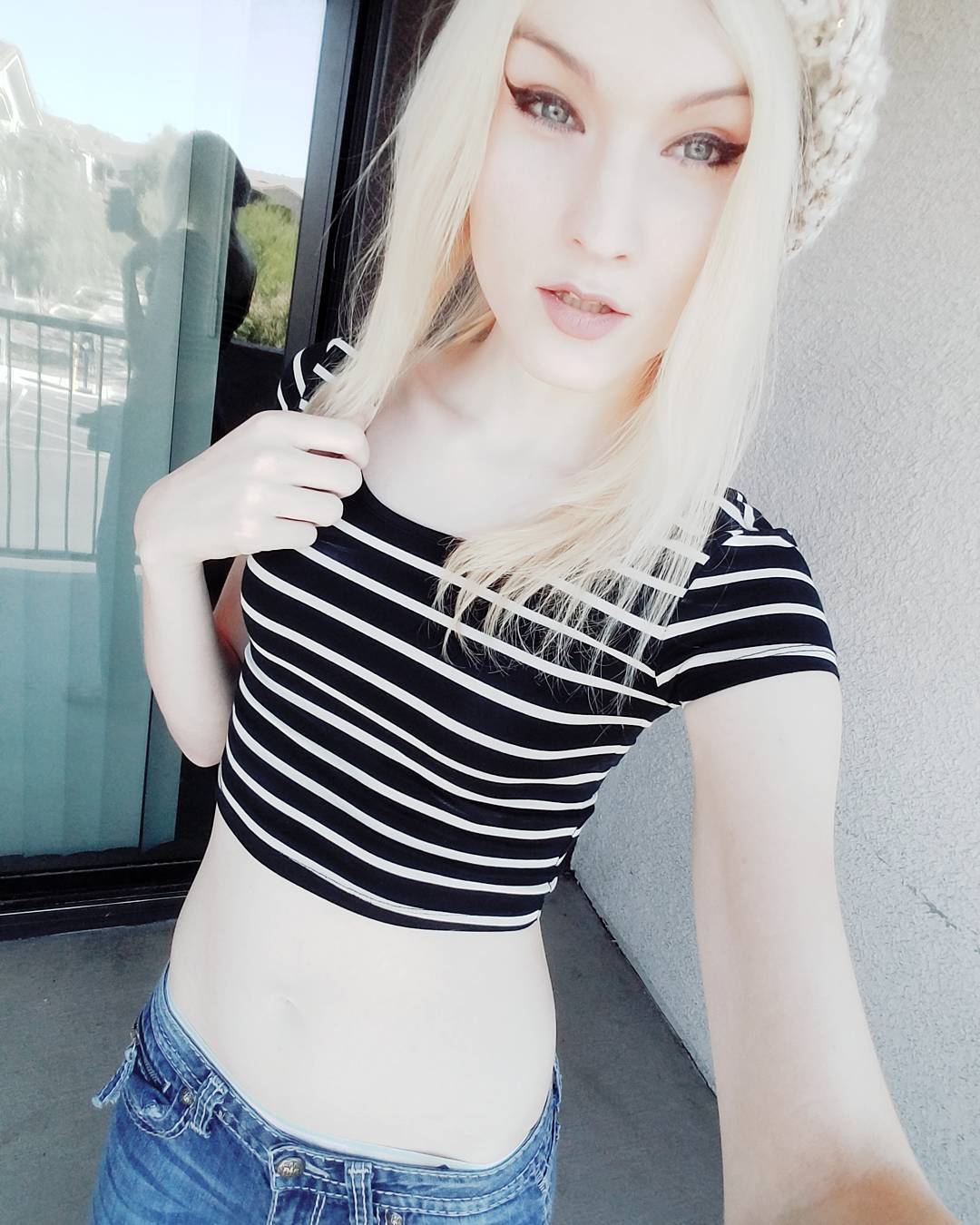 Skinny trap Jenny Flowers outdoor selfie