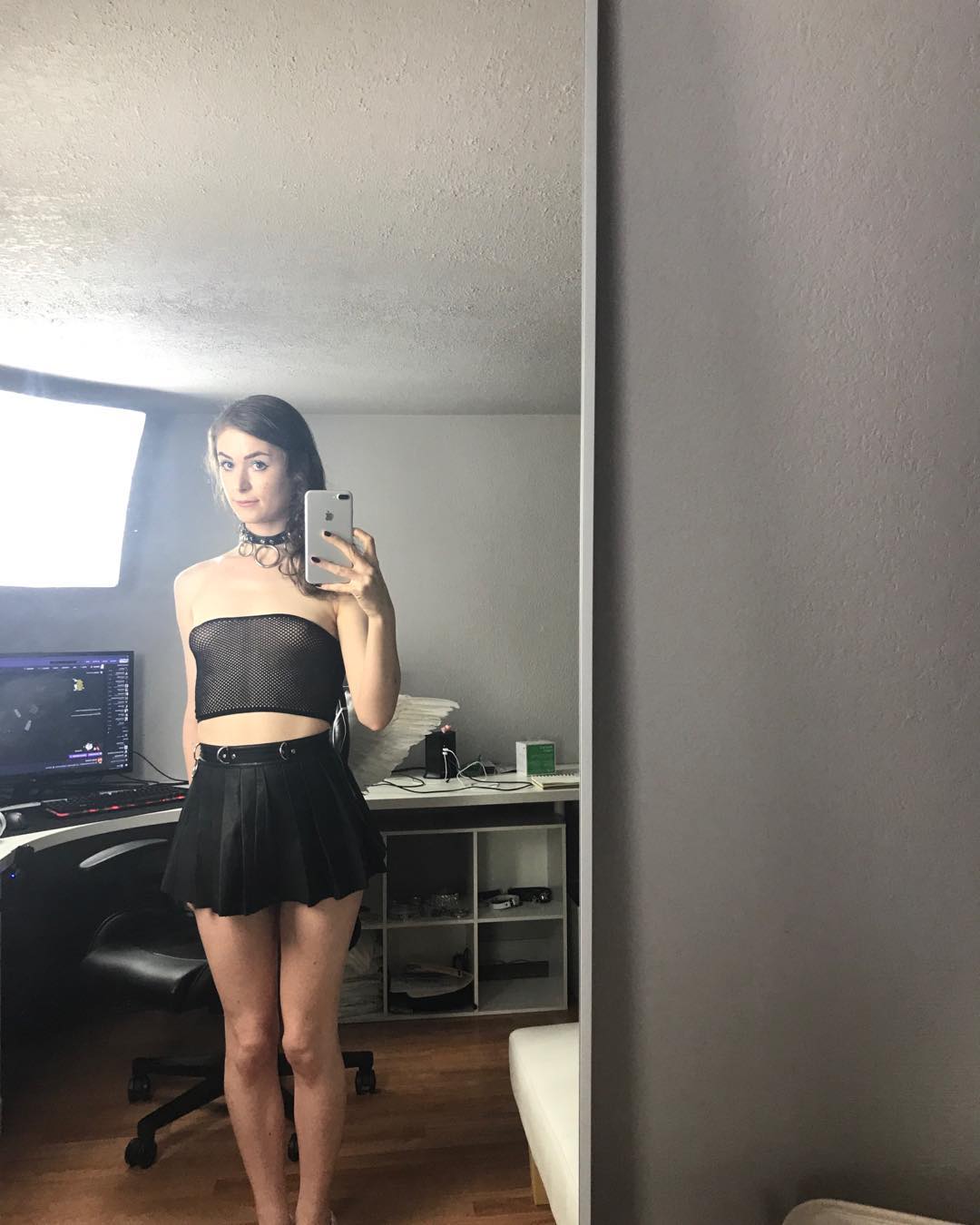 AnaNomie skirt selfie
