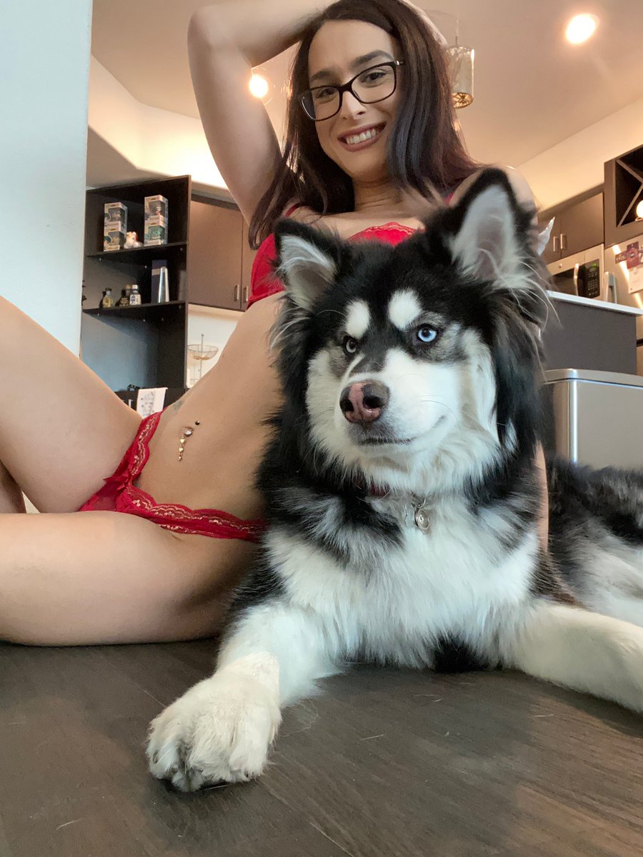 Sexy Khloe Kay shows her doggy style