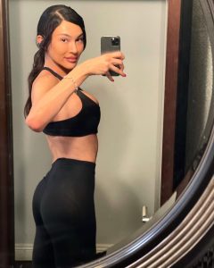 TS Andylynn Payne shows off her ass in yoga pants