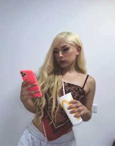 TS blonde bombshell Saray Doll texting